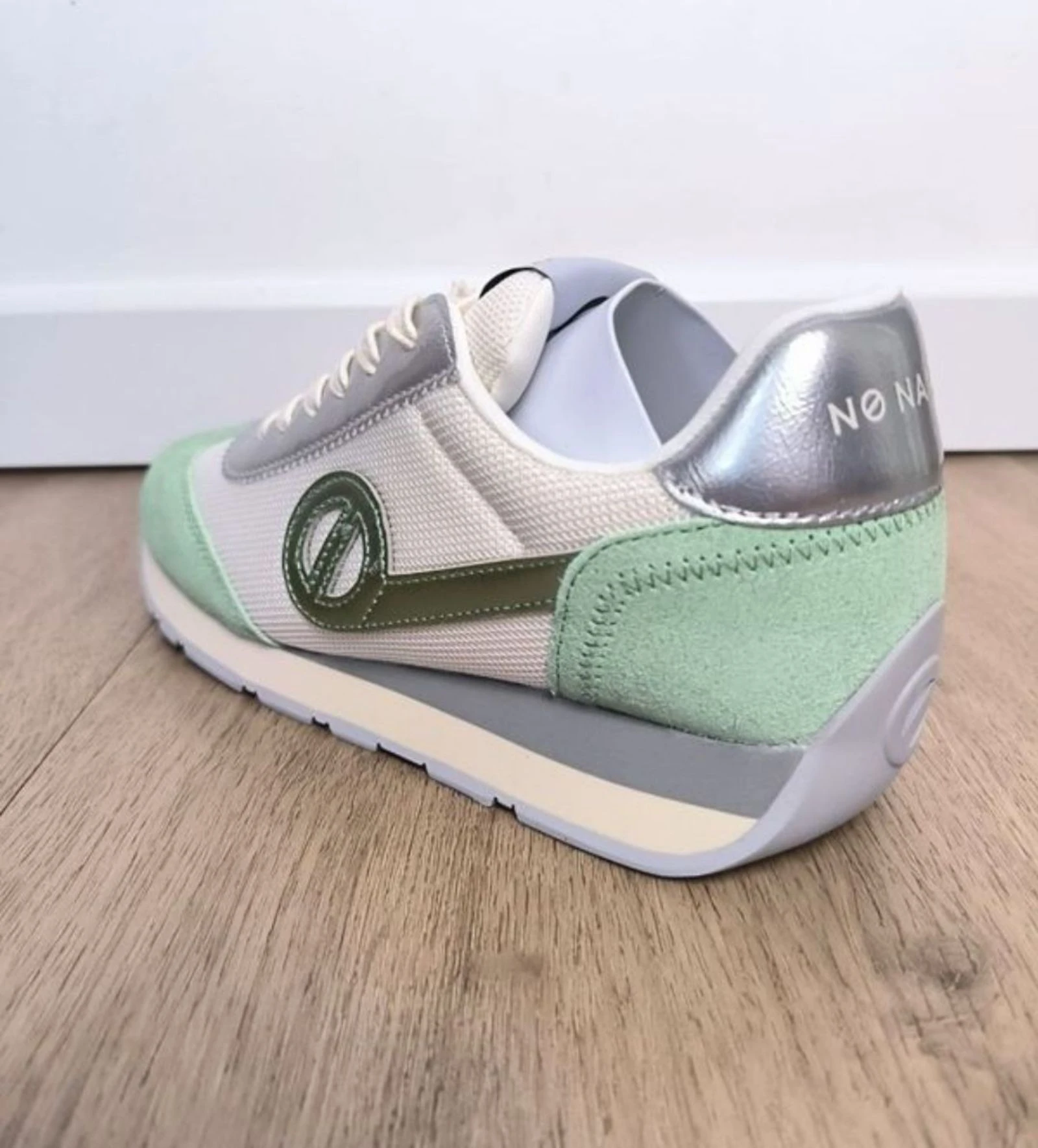 Basket Sneakers pour femme marque No Name taille 39, couleur blanc et vert menthe et gris argenté.